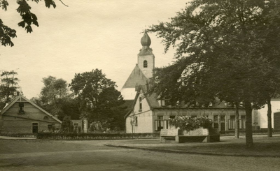 PB5374 Het Dorpsplein, met op de achtergrond de kerk van Oostvoorne, ca. 1950