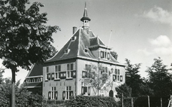 PB5396 Het gemeentehuis van Oostvoorne, ca. 1950