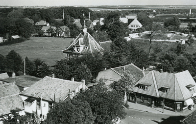 PB5409 Kijkje vanaf de kerktoren op het gemeentehuis en de Burcht, ca. 1955