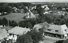 PB5409 Kijkje vanaf de kerktoren op het gemeentehuis en de Burcht, ca. 1955