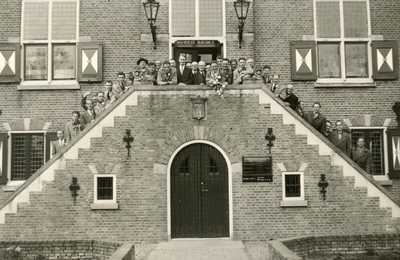PB5411 Groep mannen op het bordes van het gemeentehuis, ca. 1950