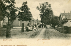 PB5416 Kijkje op de hoek Dorpsplein en de Burgemeester Letteweg met het postkantoor, ca. 1903