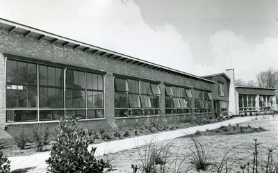 PB5423 Openbare Lagere School Mildenburgschool te Oostvoorne, geopend 3 april 1951, ca. 1960