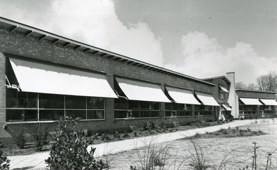 PB5424 Openbare Lagere School Mildenburgschool te Oostvoorne, geopend 3 april 1951, ca. 1960