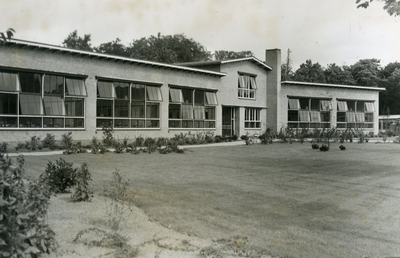 PB5426 Openbare Lagere School Mildenburgschool te Oostvoorne, geopend 3 april 1951, ca. 1952