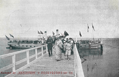 PB5434 Aanlegplaats der Maasnymph aan het strand te Oostvoorne aan zee, ca. 1914