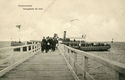 PB5440 Passagiers van de Maasnymph lopen over het steiger, 1911