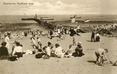 PB5448 Badgasten op het strand, De Maasnymph ligt aangemeerd aan het steiger, ca. 1924