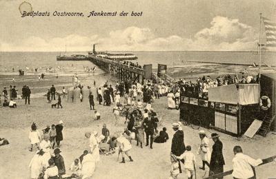 PB5449 Badgasten op het strand, De Maasnymph ligt aangemeerd aan het steiger, ca. 1908