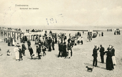 PB5450 Passagiers van de Maasnymph lopen over het steiger, 1914