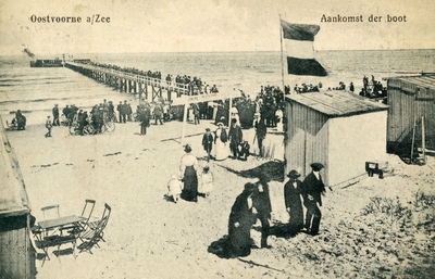 PB5452 Badgasten op het strand, De Maasnymph ligt aangemeerd aan het steiger, ca. 1921