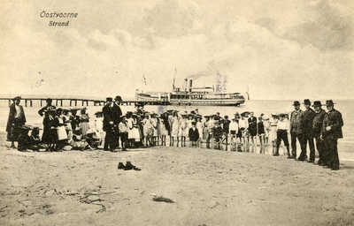 PB5455 Badgasten op het strand, met op de achtergrond de Maasnymph aan het steiger, 1917
