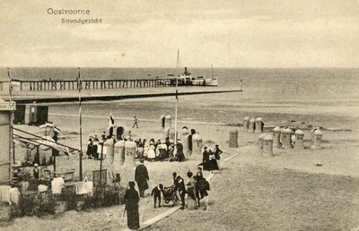 PB5458 Badgasten op het strand, De Maasnymph ligt aangemeerd aan het steiger, 1917
