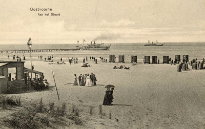 PB5459 Badgasten op het strand, De Maasnymph ligt aangemeerd aan het steiger, ca. 1920