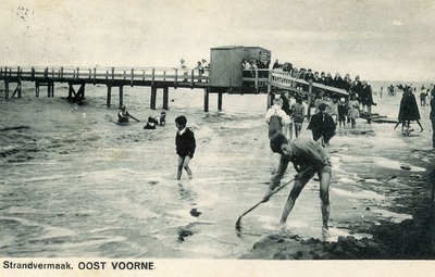 PB5463 Kinderen spelen op het strand en op het steiger, 1922