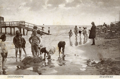 PB5464 Kinderen spelen op het strand en op het steiger, ca. 1930