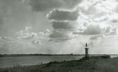 PB5470 Het lichtbaken bij het Brielse Meer, ca. 1955