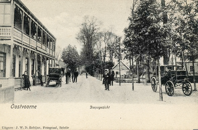 PB5522 Kijkje op de Dorpsweg, met Hotel De Man, ca. 1903