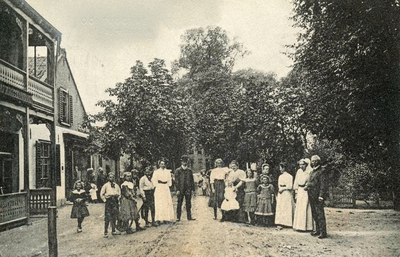 PB5527 Een groep mensen op het Dorpsplein voor Hotel de Man, 1908