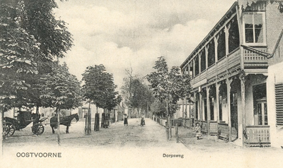 PB5539 Kijkje op de Dorpsweg, met rechts Hotel De Man, ca. 1904