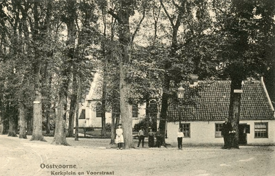 PB5541 Kijkje op de kerk, met op de voorgrond het schoenmakershuisje, 1912