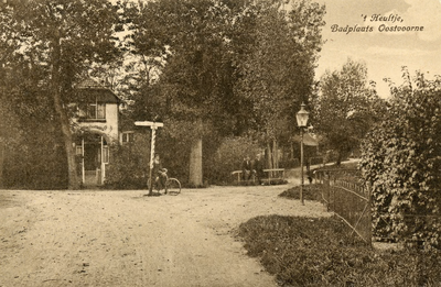 PB5589 Gezicht op 't Heultje: de splitsing Burgemeester Letteweg en de Noordweg. Bij huize Sonnevanck, ca. 1922