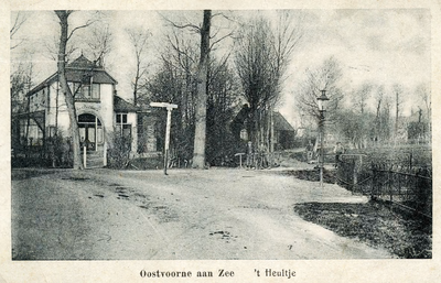 PB5595 Gezicht op 't Heultje: de splitsing Burgemeester Letteweg en de Noordweg. Bij huize Sonnevanck, ca. 1920