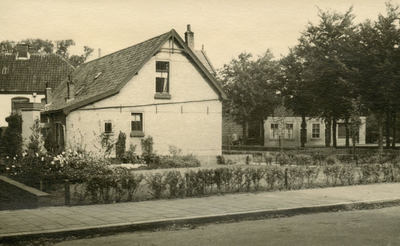PB5624 Kijkje in de Burgemeester Letteweg, met de huisjes aan het Dorpsplein, ca. 1950