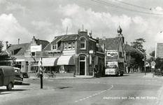 PB5716 Kijkje op de kruising van de Stationsweg en de Voorweg, 1964