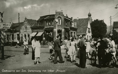PB5718 Kijkje op de kruising van de Stationsweg en de Voorweg. IJsbar Pinguin, 1958