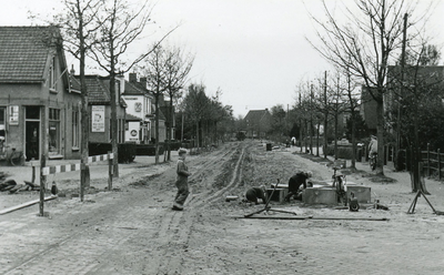 PB5738 Wegwerkzaamheden in de Stationsweg, ca. 1950