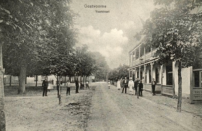 PB5744 Kijkje in de Dorpsplein, ca. 1913