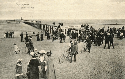 PB5826 Strand en pier, dagjesmensen wandelen over het steiger, 1914