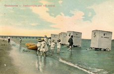 PB5882 Badkoetsjes van Ons Genoegen aan het strand, ca. 1905