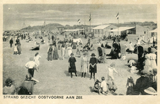PB5884 Strand met badgasten en kleedhokjes, 1923