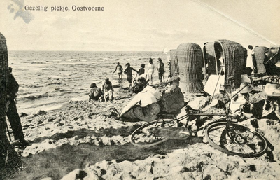 PB5894 Strand met badgasten en strandstoelen, ca. 1915