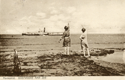 PB5911 Twee vrouwen zwaaien naar de passerende veerboot, ca. 1930