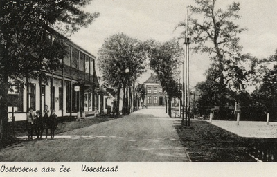 PB5915 Kijkje in de Voorstraat, met links Hotel de Man, ca. 1930