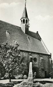 PB7005 De kerk met het monument ter nagedachtenis aan Cornelis Blaak en Bastiaan de Zeeuw, ±1963