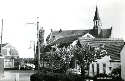 PB7061 De kerk van Oudenhoorn, gezien vanaf de Kaatsbaan, Juli 1971
