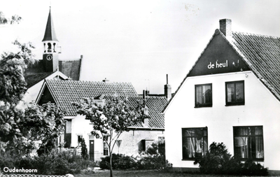 PB7062 De kerk van Oudenhoorn, gezien vanaf de Heullaan. Woning De Heul, Juli 1971