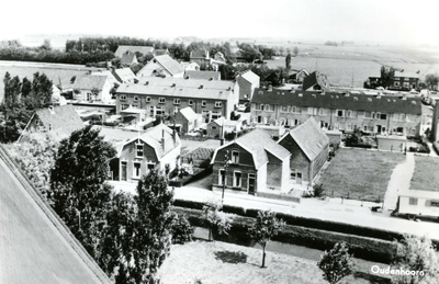 PB7064 Panorama over het dorp vanaf de kerktoren. Op de voorgrond de Ring, erachter de Julianastraat, Juli 1971