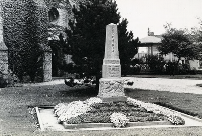 PB7071 Monument op het kerkplein, ter nagedachtenis aan Cornelis Blaak en Bastiaan de Zeeuw, ca. 1980