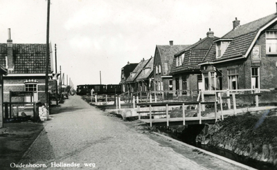 PB7081 Kijkje in de Hollandseweg met de passerende RTM tram, ca. 1960