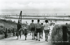 PB7103 Badgasten wandelen naar het strand, ca. 1965