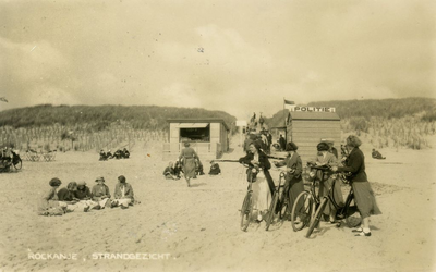 PB7125 Kiosk en politiepost op het strand, ca. 1935