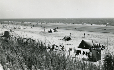 PB7134 Tenten op het strand, ca. 1950