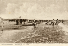PB7143 Strandvermaak - badgasten langs de vloedlijn, ca. 1935