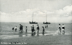 PB7144 Badgasten langs de vloedlijn, vissersschepen op zee, ca. 1954