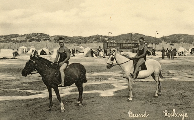 PB7146 Twee mannen op paarden op het strand, ca. 1935